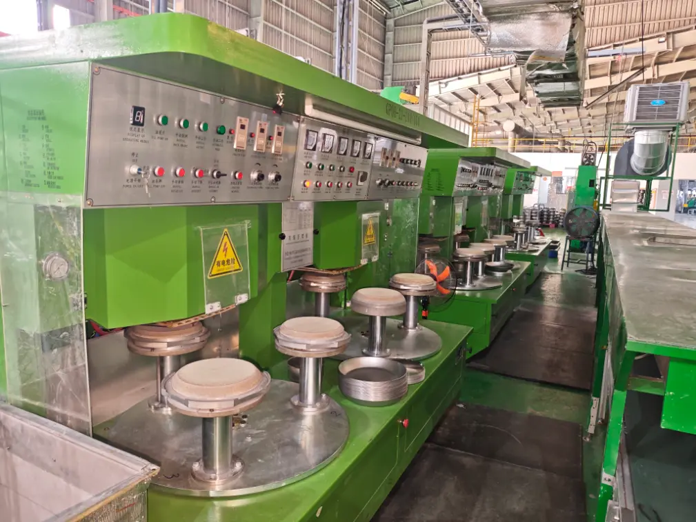 Mae'r peiriant bresyddu sylfaen offer coginio wedi'i osod dramor.